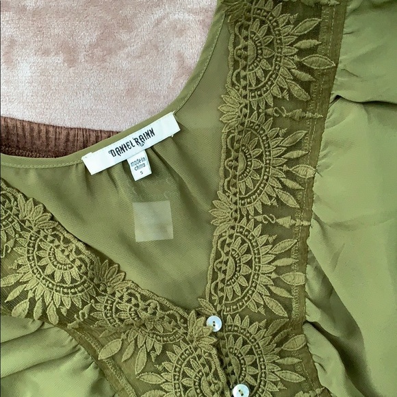 Daniel Rainn green sheer top with knitted detail. - Picture 3 of 6